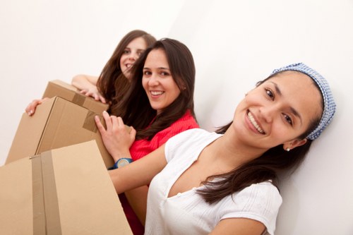 Reliable removal van in Manorhouse for household and office moving
